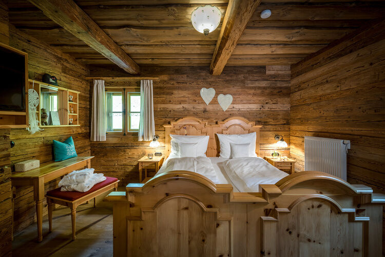 Schlafzimmer im Luxus Chalet Bayerischer Wald mit Romantik Deko