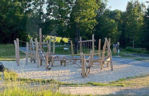 Ein Spielplatz in einem Park nahe der Im Waidlerland Chalets im Bayerischen Wald.