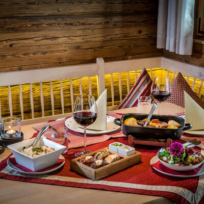 Detailbild eines gedeckten Tisch mit Schweinsbraten im Luxuschalet Bayern