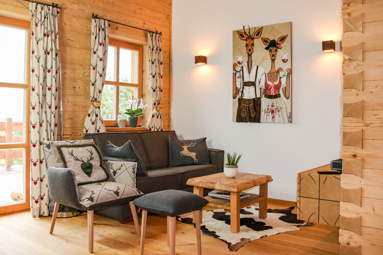 Ein modernes Wohnzimmer mit Couch und Tisch in der Das Wistlberg-Inneneinrichtung.