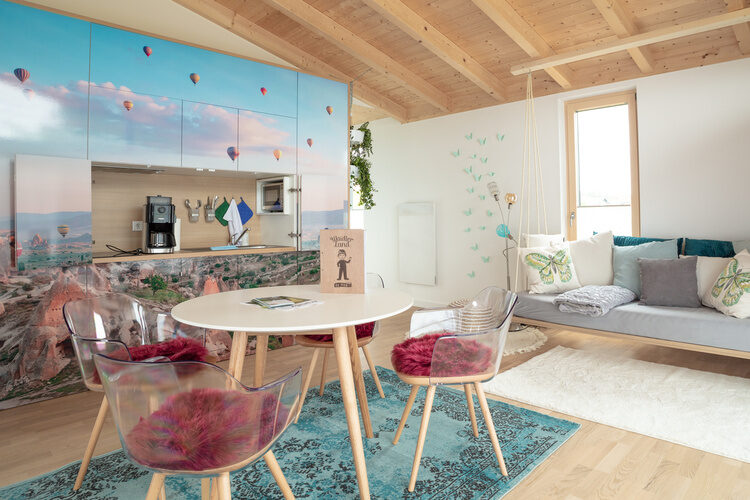 Das Wohn und Esszimmer im Chalet im modernen Design.