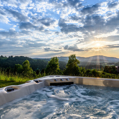 Der Blick vom Whirlpool über den Bayerischen Wald bei Sonnenuntergang.