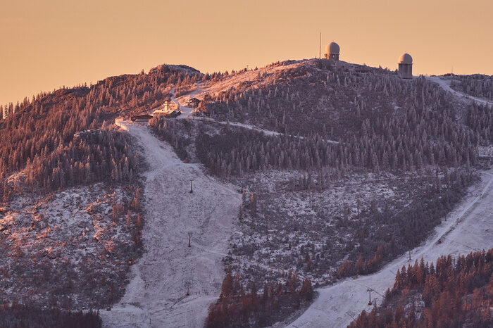 Die Skipisten stechen aus dem bewaldeten Arber im Bayerischen Wald hervor