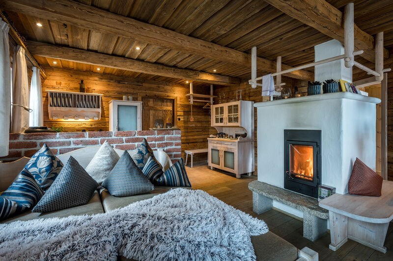 Wohnbereich im Luxus Chalet Bayerischer Wald mit Kachelofen und Bett