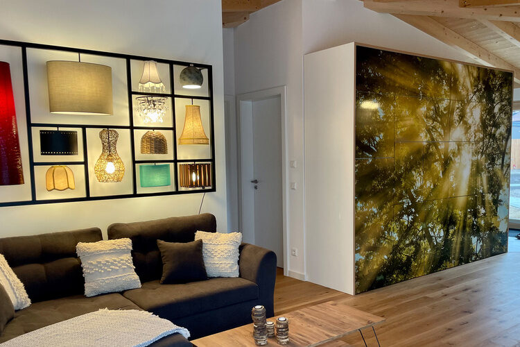 Ein gem&uuml;tliches Wohnzimmer im Im Waidlerland, gestaltet mit modernen M&ouml;beln und einem Wandgem&auml;lde.