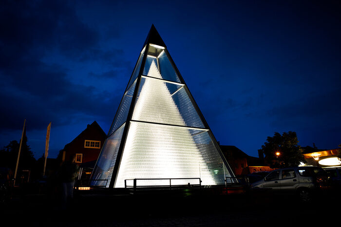 Der sternenklare Himmel über der Kristallglas-Pyramide von Zwiesel.